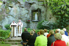 Maiandacht mit Krönung der Fatima-Madonna (Foto: Karl-Franz Thiede)